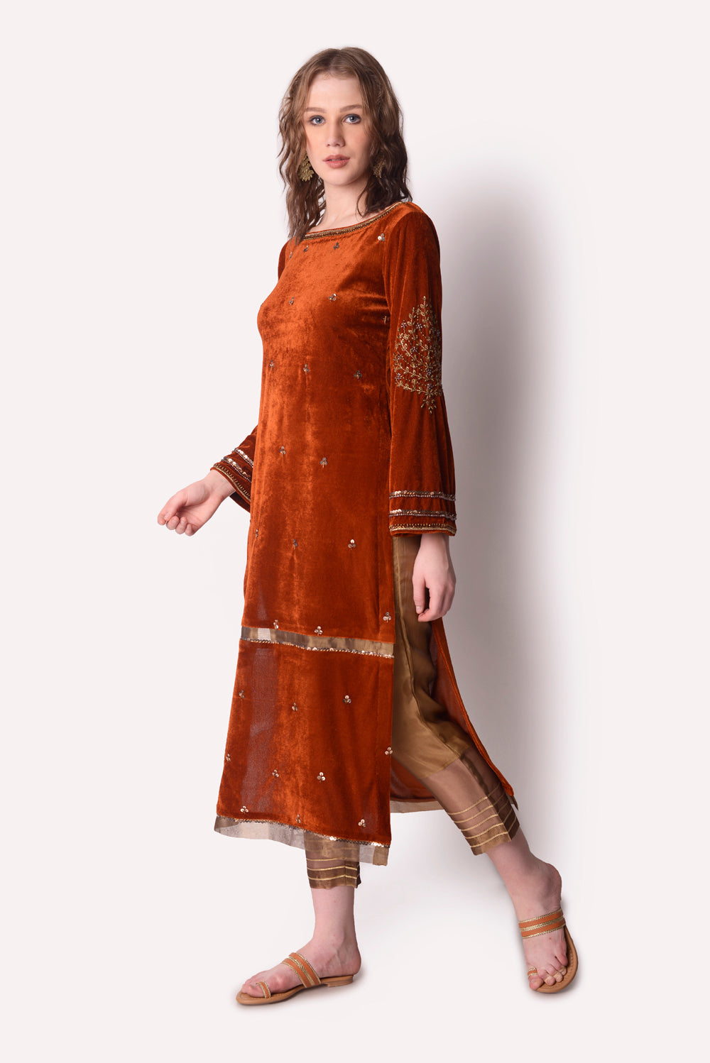 Embroidered Velvet Kurta Paired
With Cropped Pants And
Embroidered Tissue Dupatta.