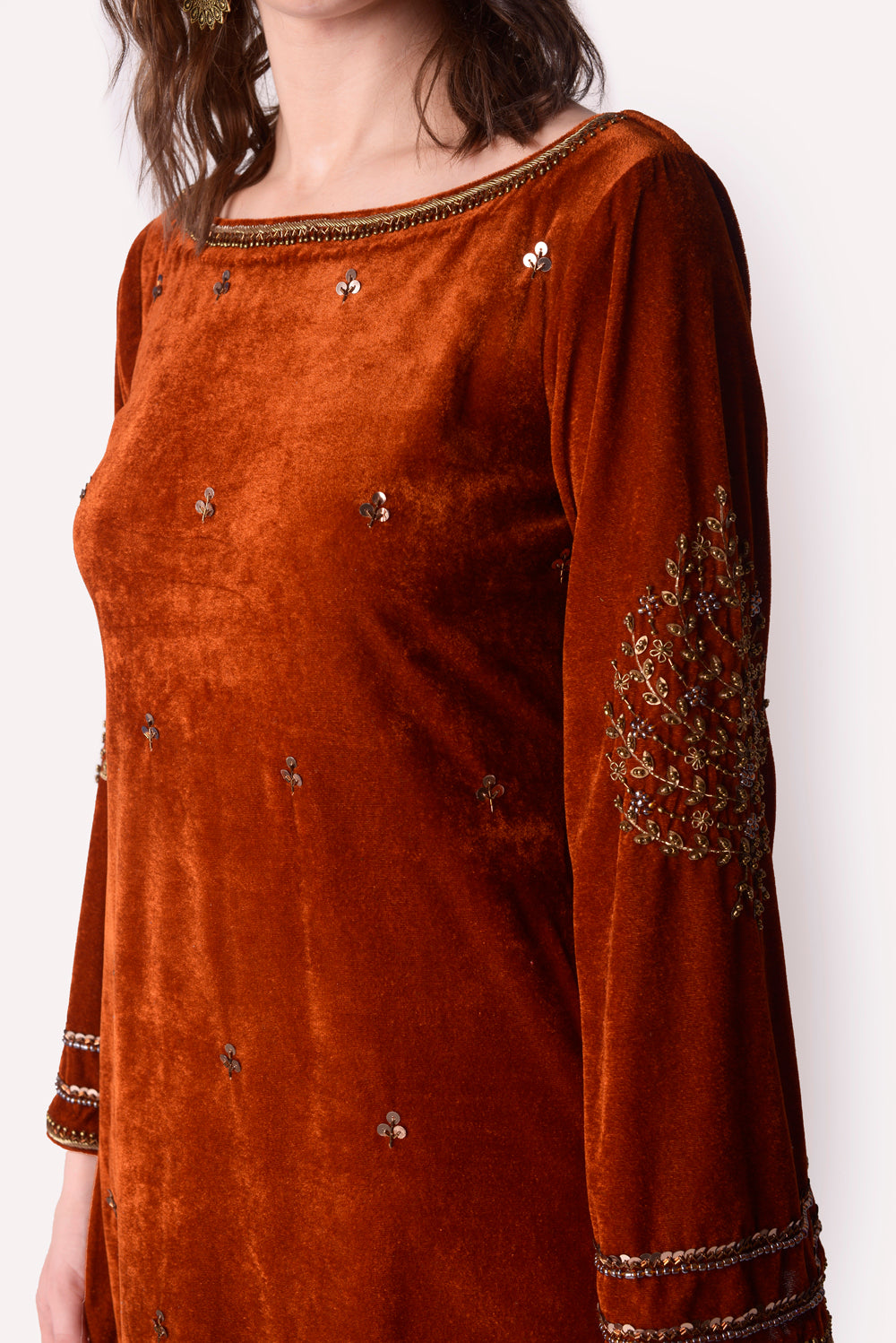 Embroidered Velvet Kurta Paired
With Cropped Pants And
Embroidered Tissue Dupatta.