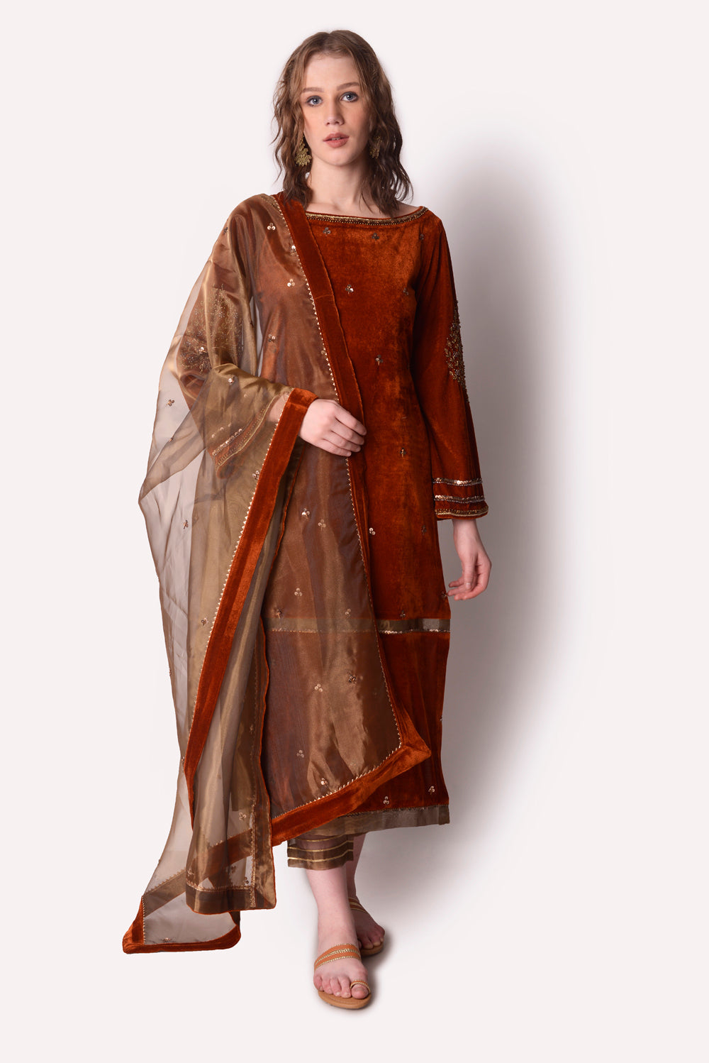 Embroidered Velvet Kurta Paired
With Cropped Pants And
Embroidered Tissue Dupatta.