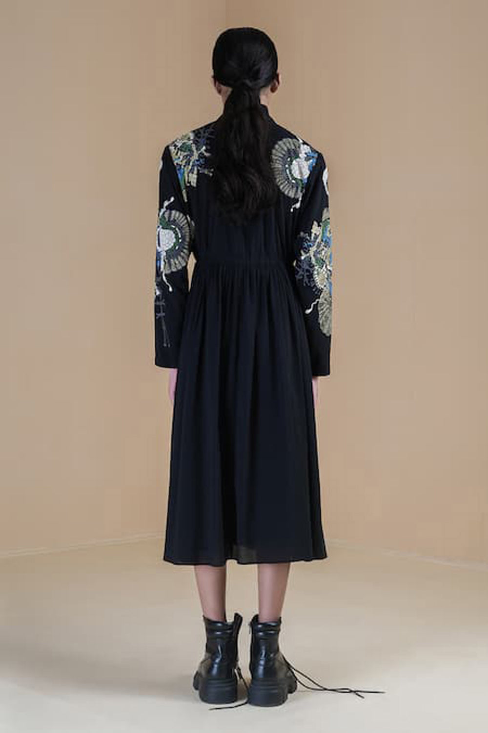 Black Long Dress With Zipper And Drawstring And Printed Shoulders And Sleeves.