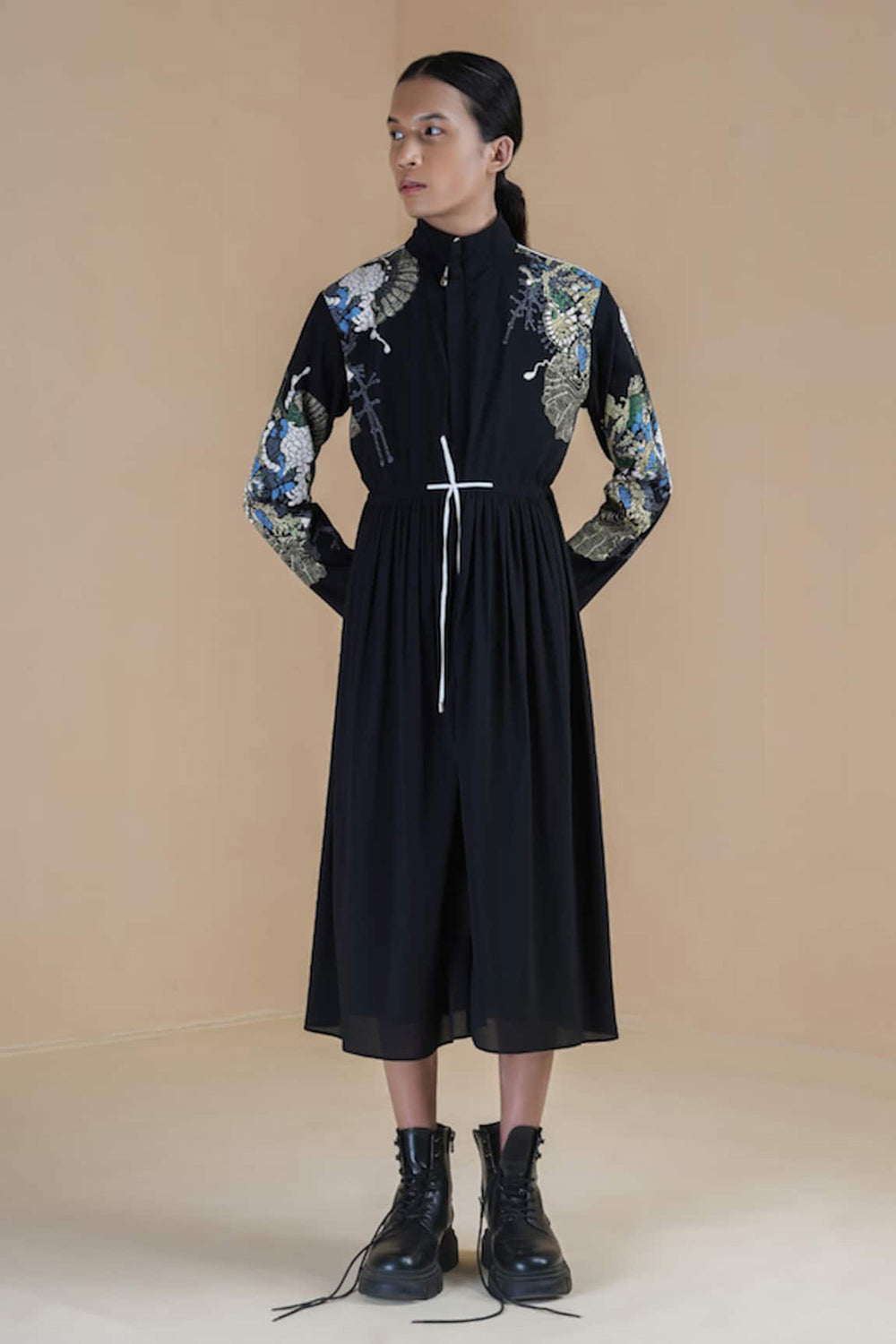 Black Long Dress With Zipper And Drawstring And Printed Shoulders And Sleeves.