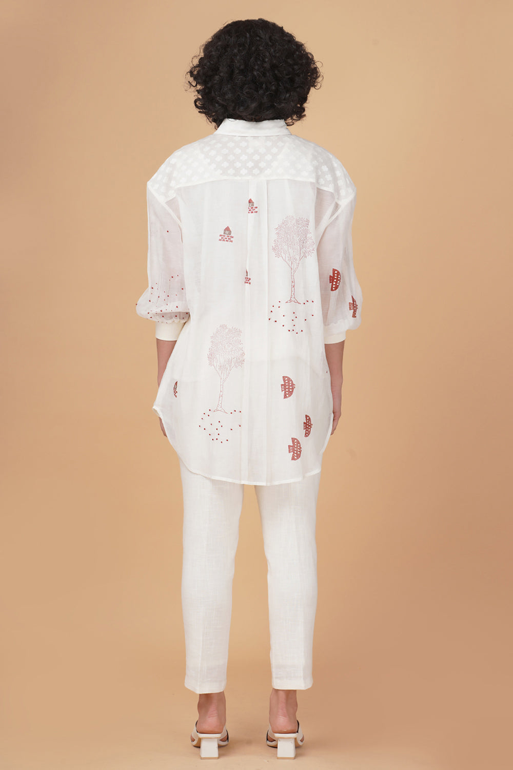 Monochrome Rose Print  Shirt With Fish Embroidery And  Solid Pants In Chanderi